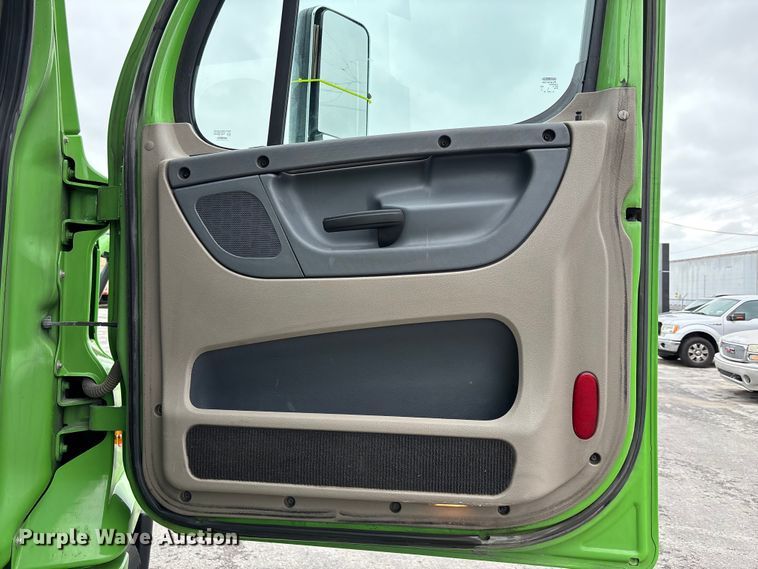 image for item FH7144 2017 Freightliner Cascadia semi truck