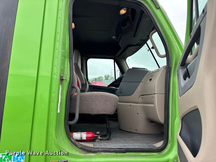 image for item FH7144 2017 Freightliner Cascadia semi truck
