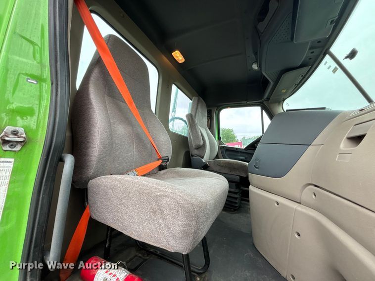 image for item FH7144 2017 Freightliner Cascadia semi truck