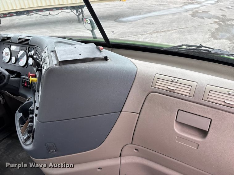 image for item FH7144 2017 Freightliner Cascadia semi truck