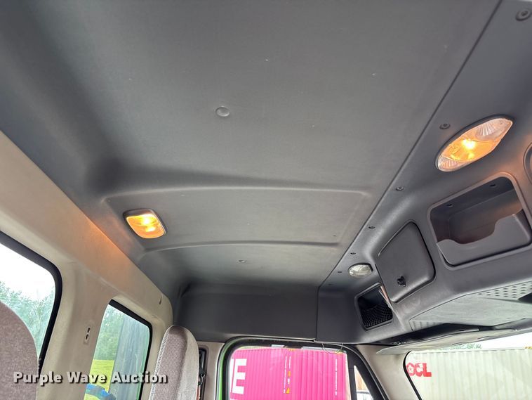 image for item FH7144 2017 Freightliner Cascadia semi truck