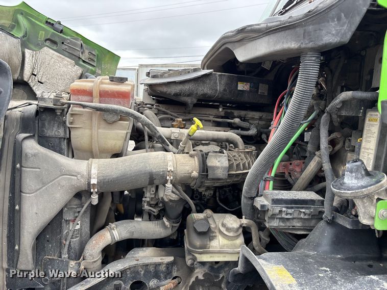image for item FH7144 2017 Freightliner Cascadia semi truck