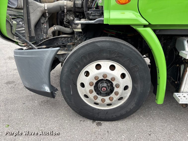image for item FH7144 2017 Freightliner Cascadia semi truck