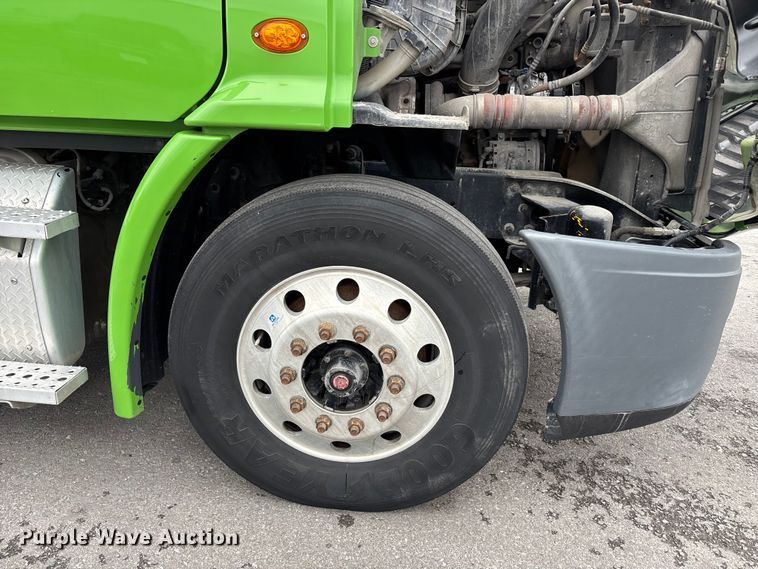 image for item FH7144 2017 Freightliner Cascadia semi truck