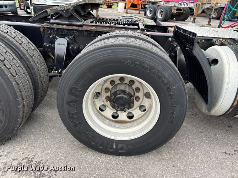 image for item FH7144 2017 Freightliner Cascadia semi truck