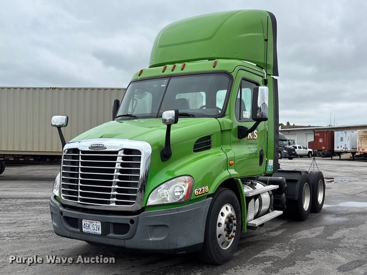 image for item FH7145 2018 Freightliner Cascadia semi truck