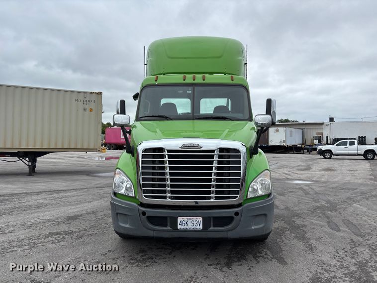 image for item FH7145 2018 Freightliner Cascadia semi truck