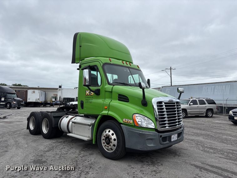 image for item FH7145 2018 Freightliner Cascadia semi truck