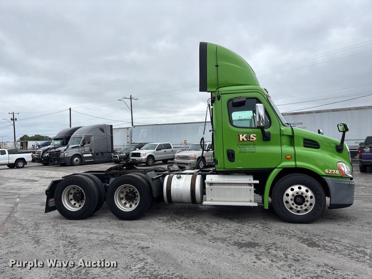image for item FH7145 2018 Freightliner Cascadia semi truck