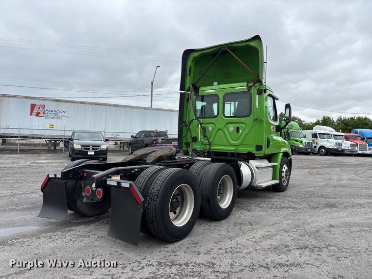 image for item FH7145 2018 Freightliner Cascadia semi truck