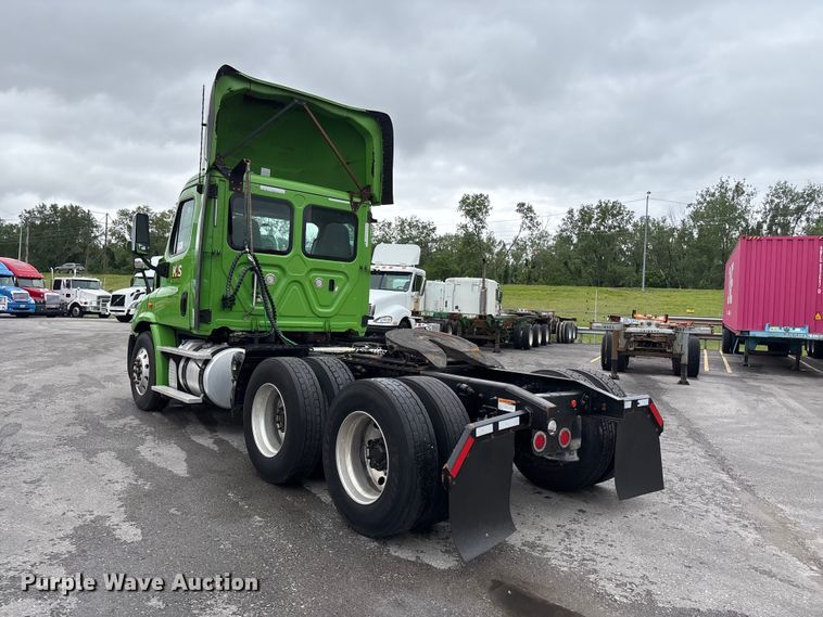 image for item FH7145 2018 Freightliner Cascadia semi truck