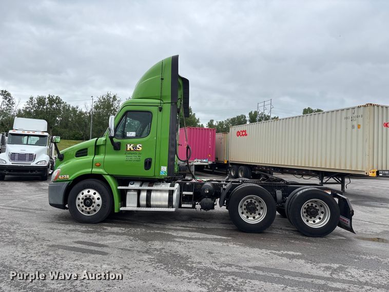 image for item FH7145 2018 Freightliner Cascadia semi truck