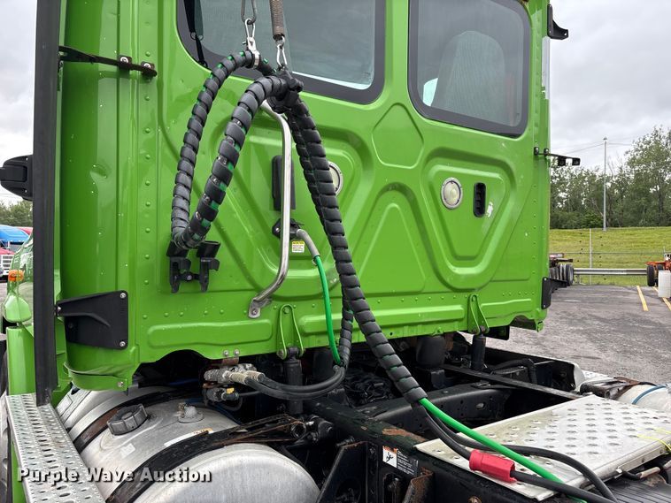 image for item FH7145 2018 Freightliner Cascadia semi truck