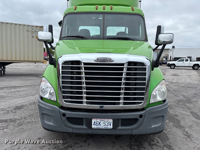 image for item FH7145 2018 Freightliner Cascadia semi truck