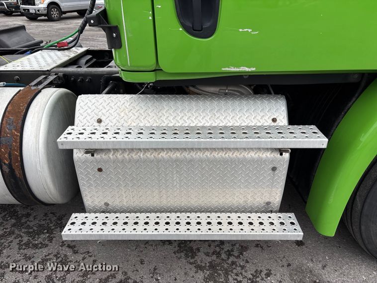 image for item FH7145 2018 Freightliner Cascadia semi truck