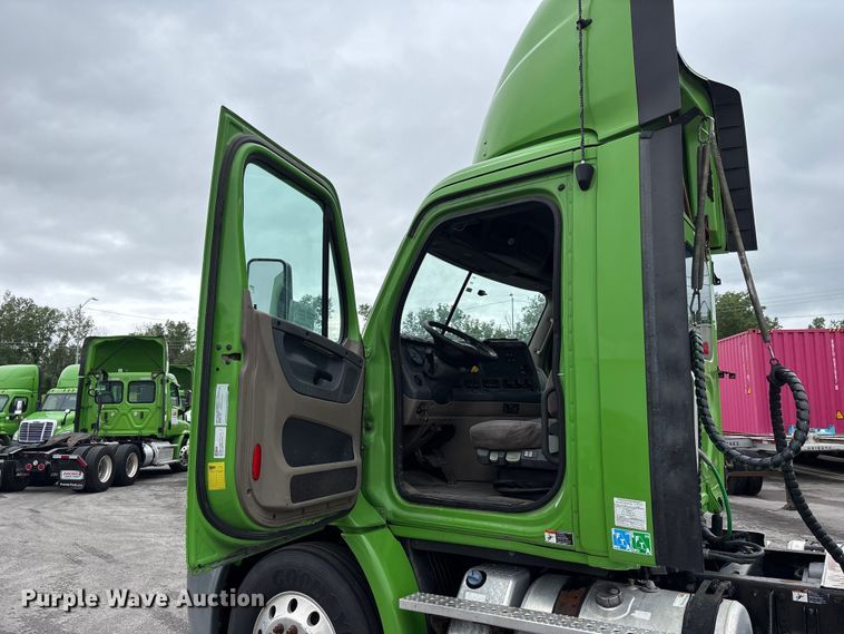 image for item FH7145 2018 Freightliner Cascadia semi truck