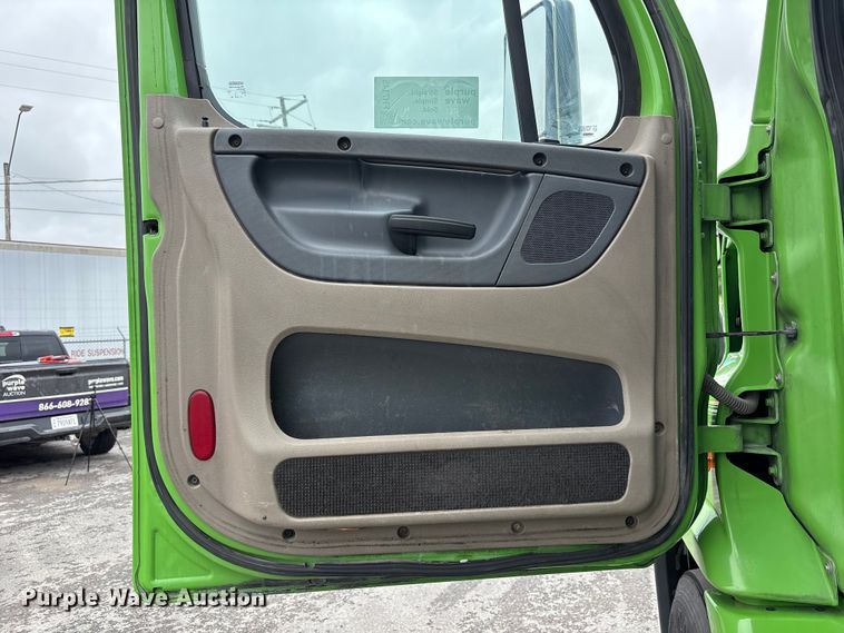 image for item FH7145 2018 Freightliner Cascadia semi truck