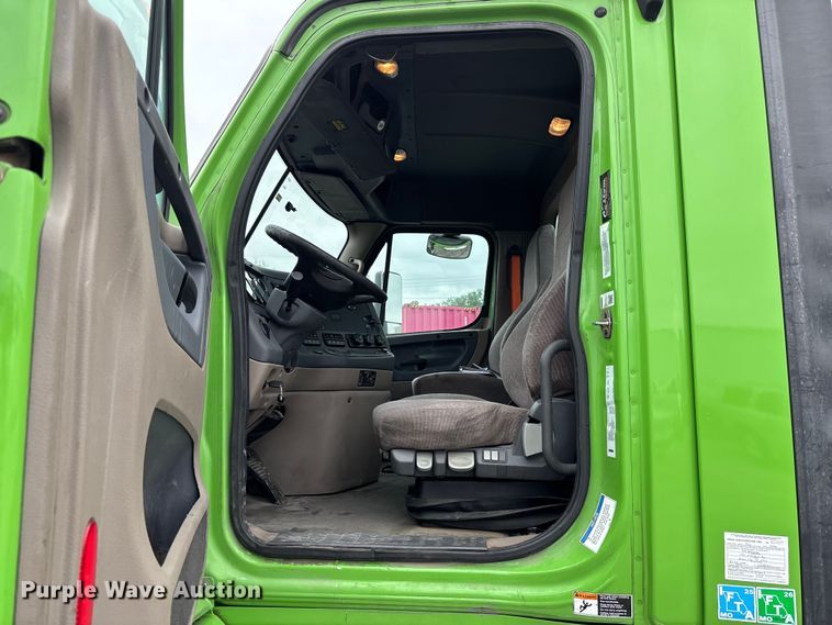 image for item FH7145 2018 Freightliner Cascadia semi truck