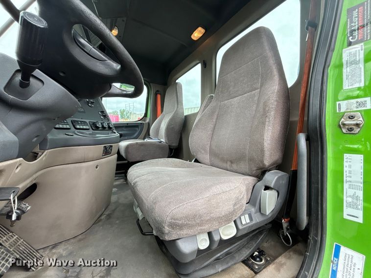 image for item FH7145 2018 Freightliner Cascadia semi truck
