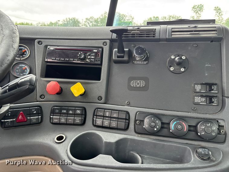 image for item FH7145 2018 Freightliner Cascadia semi truck