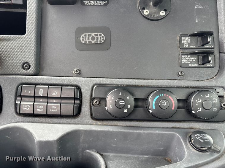 image for item FH7145 2018 Freightliner Cascadia semi truck