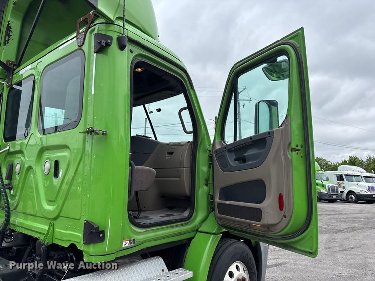 image for item FH7145 2018 Freightliner Cascadia semi truck