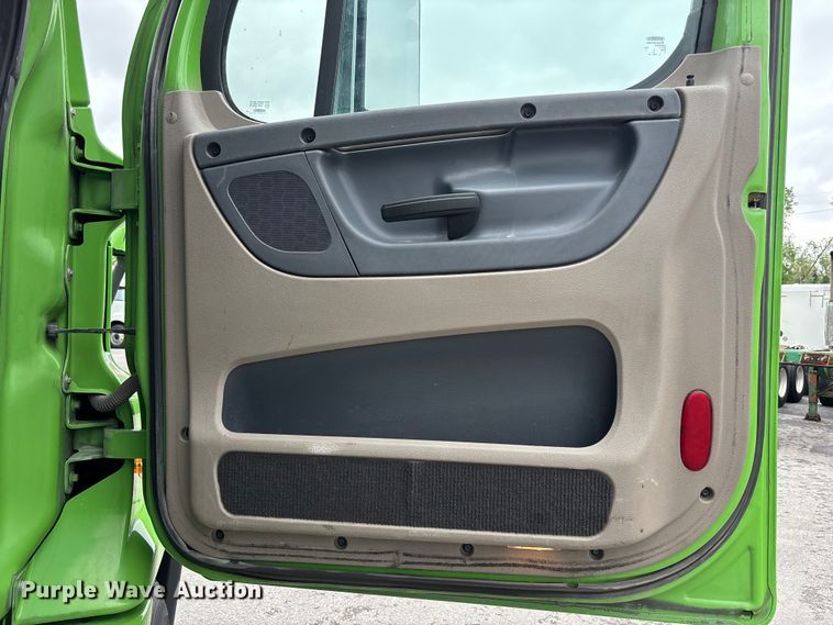 image for item FH7145 2018 Freightliner Cascadia semi truck