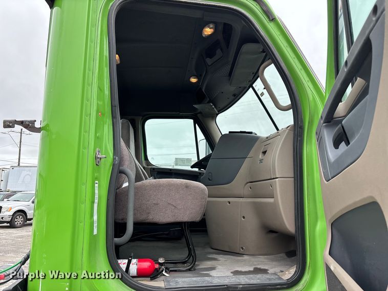image for item FH7145 2018 Freightliner Cascadia semi truck