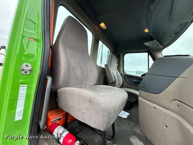 image for item FH7145 2018 Freightliner Cascadia semi truck