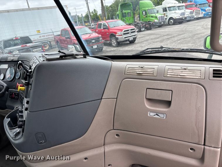 image for item FH7145 2018 Freightliner Cascadia semi truck