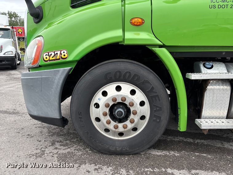 image for item FH7145 2018 Freightliner Cascadia semi truck