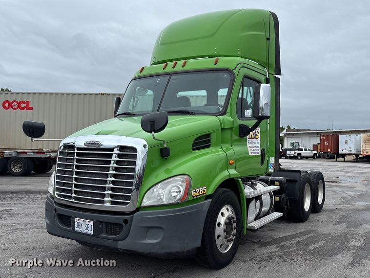 image for item FH7146 2017 Freightliner Cascadia semi truck