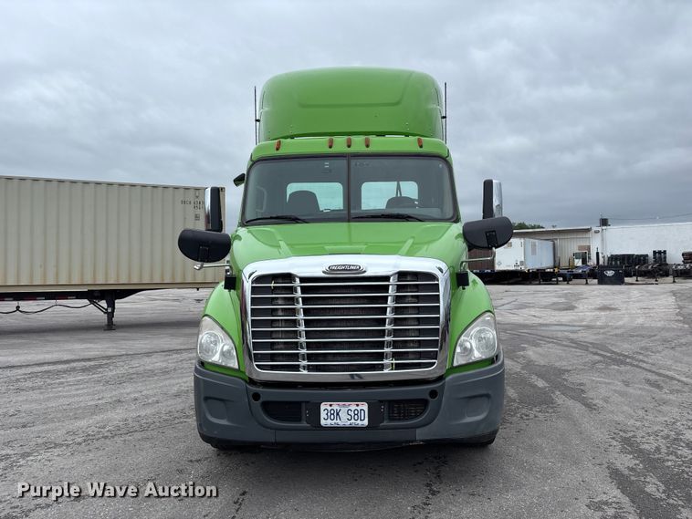 image for item FH7146 2017 Freightliner Cascadia semi truck