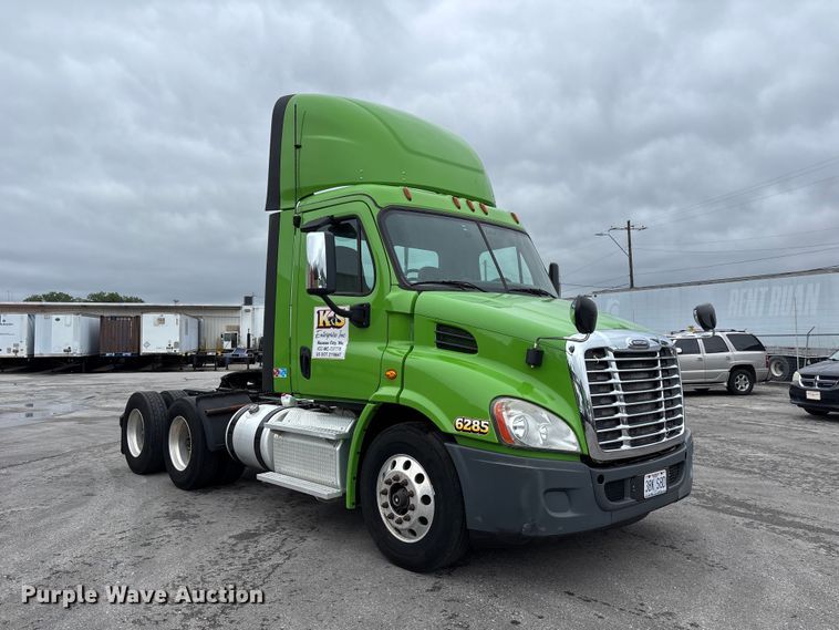 image for item FH7146 2017 Freightliner Cascadia semi truck