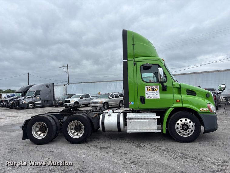image for item FH7146 2017 Freightliner Cascadia semi truck