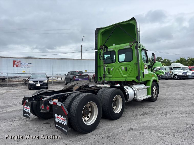 image for item FH7146 2017 Freightliner Cascadia semi truck