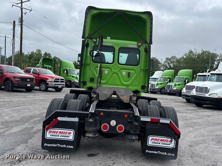 image for item FH7146 2017 Freightliner Cascadia semi truck