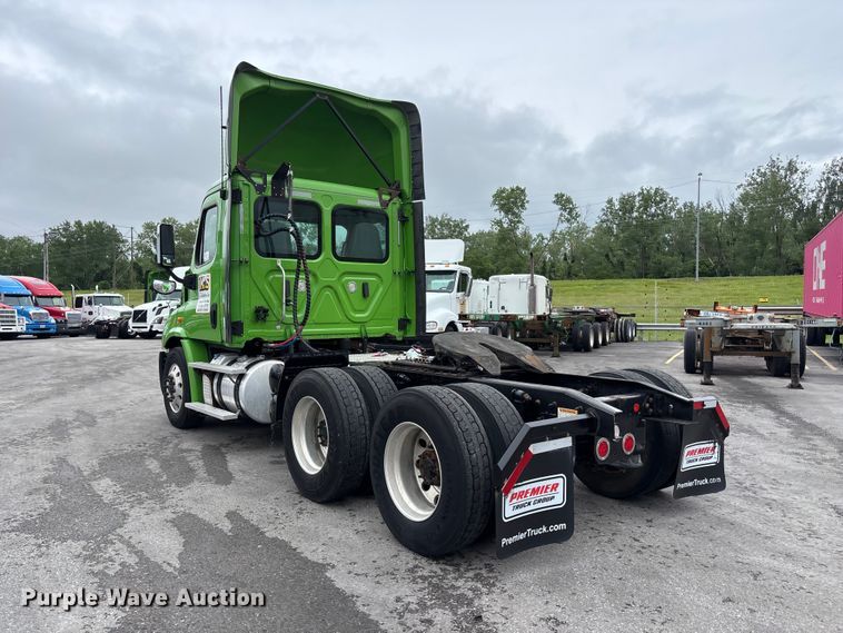 image for item FH7146 2017 Freightliner Cascadia semi truck