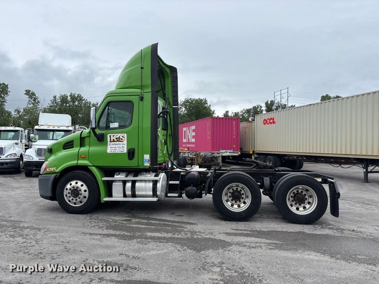 image for item FH7146 2017 Freightliner Cascadia semi truck