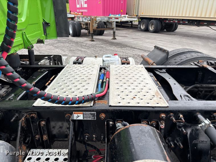 image for item FH7146 2017 Freightliner Cascadia semi truck