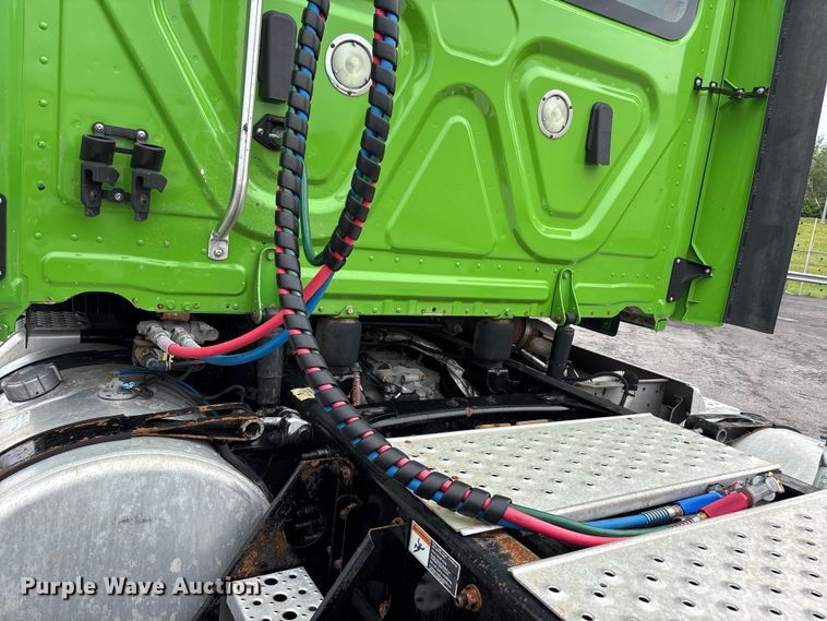 image for item FH7146 2017 Freightliner Cascadia semi truck