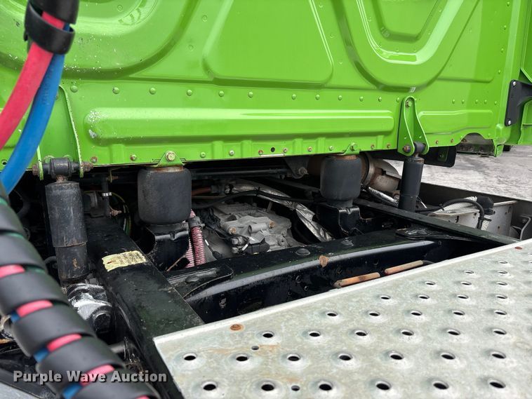 image for item FH7146 2017 Freightliner Cascadia semi truck