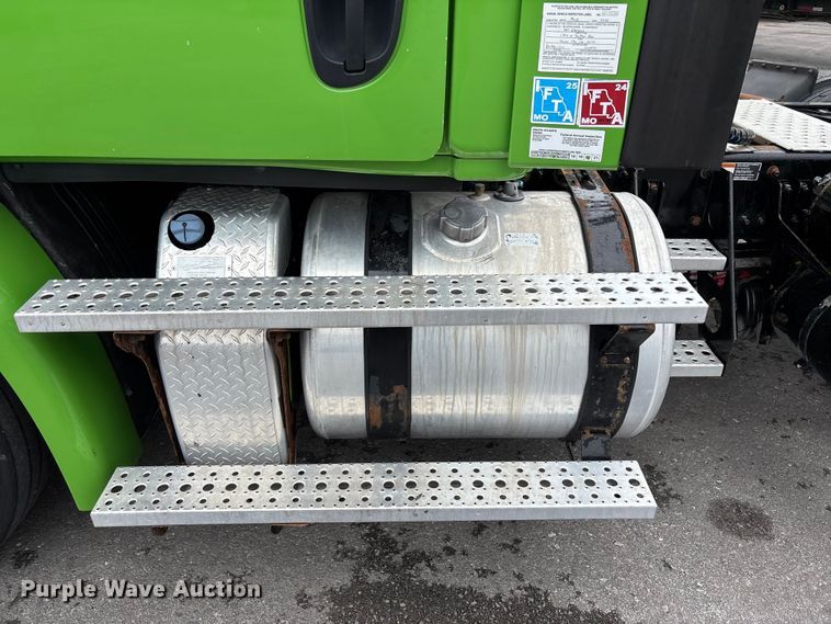 image for item FH7146 2017 Freightliner Cascadia semi truck