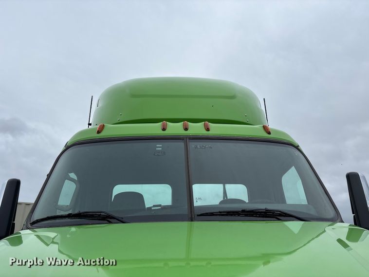 image for item FH7146 2017 Freightliner Cascadia semi truck