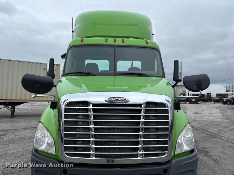 image for item FH7146 2017 Freightliner Cascadia semi truck