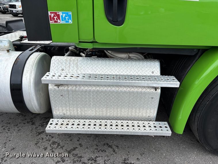image for item FH7146 2017 Freightliner Cascadia semi truck