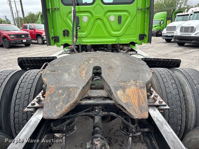 image for item FH7146 2017 Freightliner Cascadia semi truck
