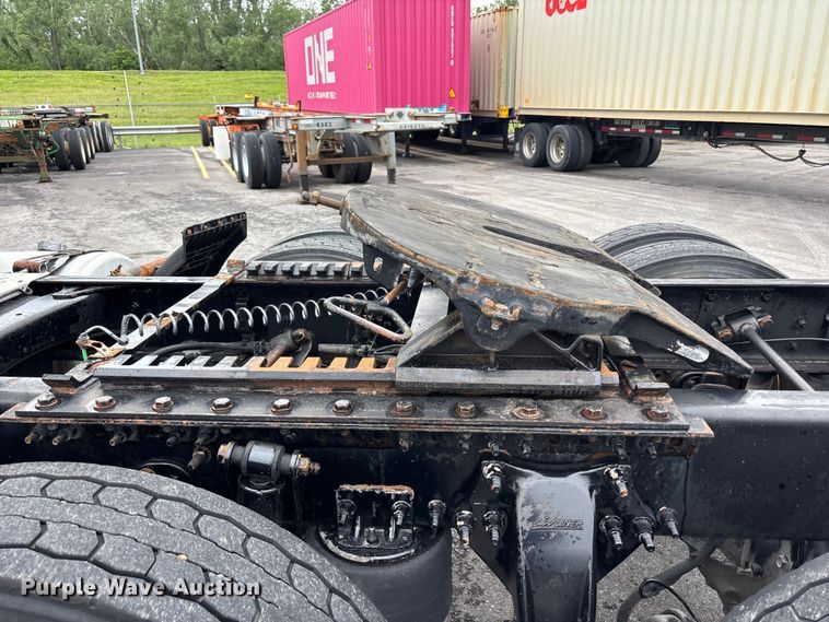 image for item FH7146 2017 Freightliner Cascadia semi truck