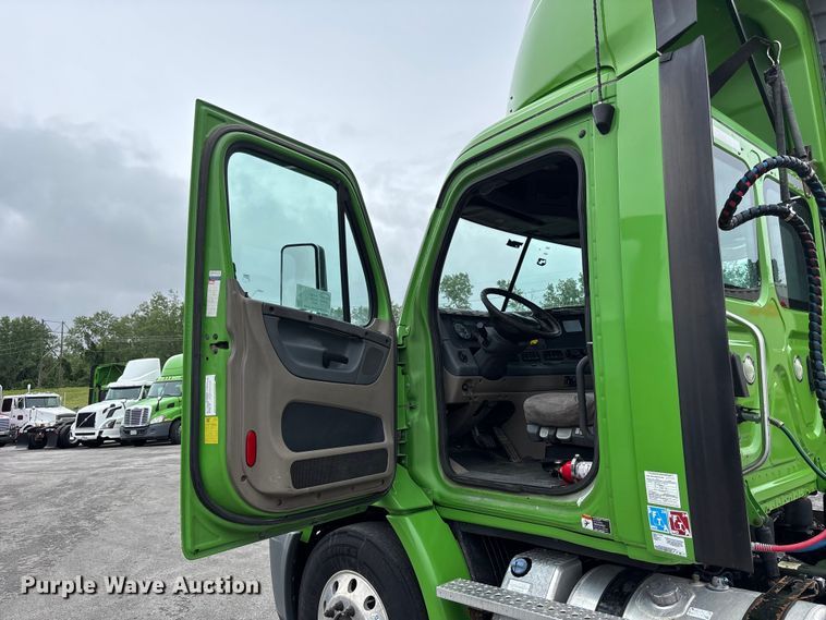 image for item FH7146 2017 Freightliner Cascadia semi truck