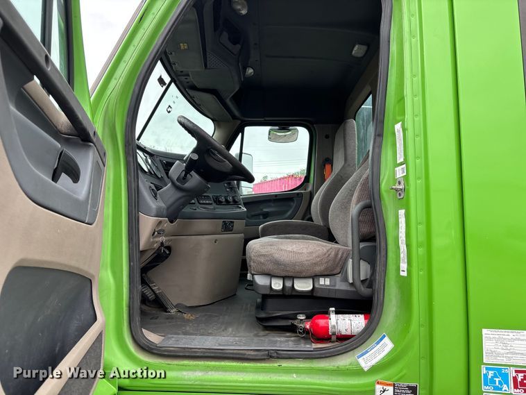 image for item FH7146 2017 Freightliner Cascadia semi truck